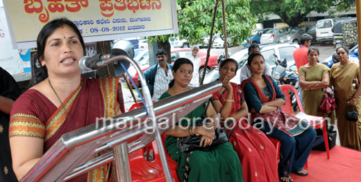 mahila vedike12aug8 2